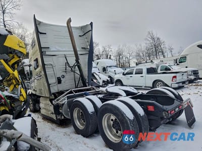 Trzecie zdjęcie samochodu z tyłu: 2025 VOLVO VNL SEMI TRUCK VIN:4V4NC9EHXSN695078 - miniatura