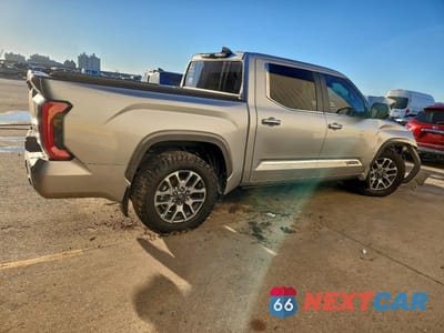 Trzecie zdjęcie samochodu z tyłu: 2025 TOYOTA TUNDRA 1794 EDITION HV VIN:5TFMC5DB8SX091367 - miniatura
