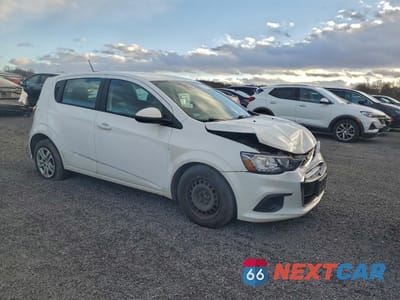 Czwarte zdjęcie samochodu z boku: 2019 CHEVROLET SONIC VIN:1G1JG6SBXK4127165 - miniatura