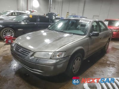 1998 TOYOTA CAMRY CE 4T1BG22K9WU355356 - główne zdjęcie licytacji z USA - miniatura