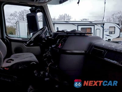 Piąte zdjęcie samochodu w środku: 2017 VOLVO VNL SEMI TRUCK VIN:4V4NC9EH7HN979065 - miniatura