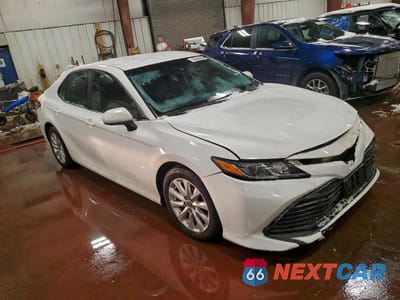 Czwarte zdjęcie samochodu z boku: 2018 TOYOTA CAMRY L VIN:4T1B11HK4JU103364 - miniatura