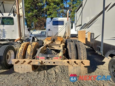 Zdjęcie 6 z 10 samochodu: 2013 VOLVO VNL SEMI TRUCK VIN:4V4NC9EJ3DN568713 - miniatura