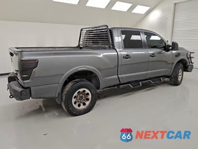 Trzecie zdjęcie samochodu z tyłu: 2019 NISSAN TITAN XD SL VIN:1N6BA1F43KN521013 - miniatura