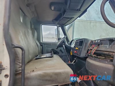 Piąte zdjęcie samochodu w środku: 2002 INTERNATIONAL 4300 DUMP FLATBED VIN:1HTMMAAL22H525041 - miniatura