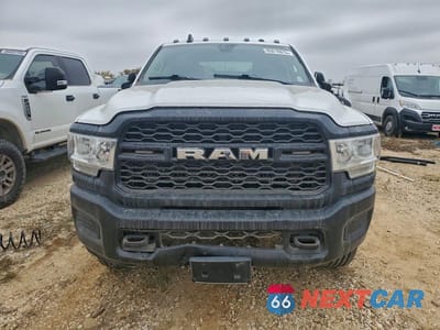 Piąte zdjęcie samochodu w środku: 2020 RAM 2500 4WD V8 CREW CAB 6.4L VIN:3C6UR5HJ0LG111432 - miniatura