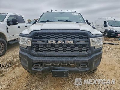 Piąte zdjęcie samochodu w środku: 2020 RAM 2500 4WD V8 CREW CAB 6.4L VIN:3C6UR5HJ0LG111432 - miniatura
