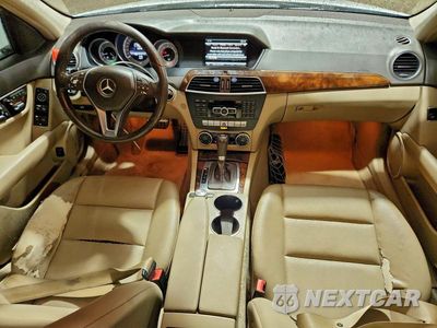 Zdjęcie 8 z 12 samochodu: 2013 MERCEDES-BENZ C 250 VIN:WDDGF4HB0DR273439 - miniatura