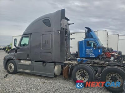 Trzecie zdjęcie samochodu z tyłu: 2020 FREIGHTLINER CASCADIA 126 SEMI TRUCK VIN:3AKJHHDR9LSKC0723 - miniatura