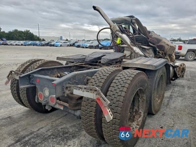 Czwarte zdjęcie samochodu z boku: 2018 FREIGHTLINER CASCADIA 125 SEMI TRUCK VIN:3AKJGEFG1JDJU2974 - miniatura