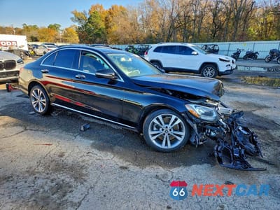 Czwarte zdjęcie samochodu z boku: 2017 MERCEDES-BENZ C 300 VIN:55SWF4JB4HU210886 - miniatura