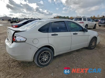 Trzecie zdjęcie samochodu z tyłu: 2010 FORD FOCUS SE VIN:1FAHP3FN8AW138327 - miniatura