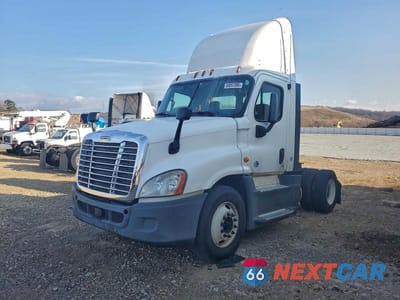 Drugie zdjęcie samochodu z przodu: 2015 FREIGHTLINER CASCADIA SEMI TRUCK VIN:1FUBGEDV5FLGH4750 - miniatura
