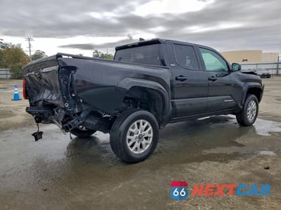 Trzecie zdjęcie samochodu z tyłu: 2024 TOYOTA TACOMA DOUBLE CAB VIN:3TYKB5FN8RT001298 - miniatura