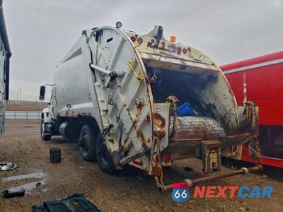 Trzecie zdjęcie samochodu z tyłu: 2004 INTERNATIONAL 7400 REFUSE TRUCK VIN:1HTWGADT94J071930 - miniatura