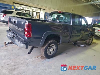 Trzecie zdjęcie samochodu z tyłu: 2003 CHEVROLET SILVERADO C2500 HEAVY DUTY VIN:1GCHC29U13E357271 - miniatura