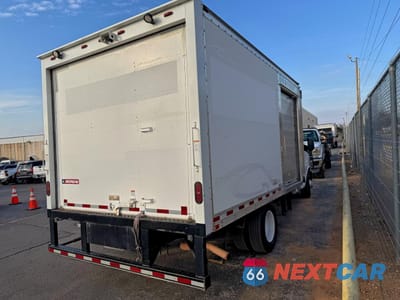 Czwarte zdjęcie samochodu z boku: 2020 CHEVROLET EXPRESS G3500 VIN:1GB3GSCG1L1140297 - miniatura