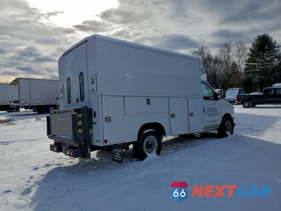 Trzecie zdjęcie samochodu z tyłu: 2024 FORD E350 UTILITY / SERVICE TRUCK VIN:1FDWE3FN8RDD00936 - miniatura