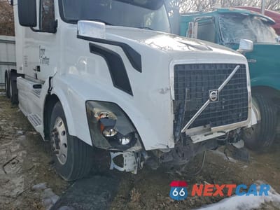 Zdjęcie 10 z 10 samochodu: 2006 VOLVO VNL SEMI TRUCK VIN:4V4NC9GHX6N420460 - miniatura