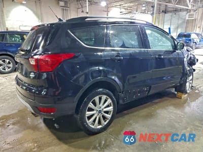 Trzecie zdjęcie samochodu z tyłu: 2019 FORD ESCAPE SEL VIN:1FMCU9HD7KUA24168 - miniatura