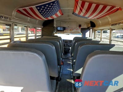 Zdjęcie 11 z 13 samochodu: 2003 GMC SAVANA BUS VIN:1GDJG31U931198591 - miniatura