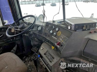 Piąte zdjęcie samochodu w środku: 2001 MACK RB690S DUMP TRUCK VIN:1M2AM20C71M003725 - miniatura