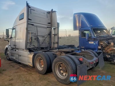 Trzecie zdjęcie samochodu z tyłu: 2017 VOLVO VNL SEMI TRUCK VIN:4V4NC9EH2HN972752 - miniatura