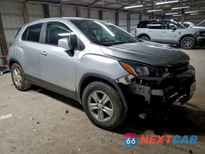 Czwarte zdjęcie samochodu z boku: 2020 CHEVROLET TRAX LS VIN:KL7CJKSB6LB020506 - miniatura