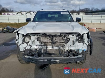 Piąte zdjęcie samochodu w środku: 2025 TOYOTA 4RUNNER SR5 VIN:JTEVA5AR0S5003625 - miniatura