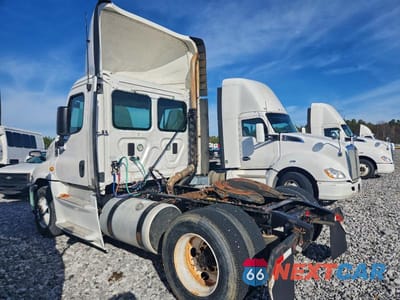 Trzecie zdjęcie samochodu z tyłu: 2014 FREIGHTLINER CASCADIA SEMI TRUCK VIN:1FUBGEDV7ELFT4301 - miniatura