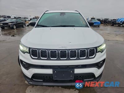 Piąte zdjęcie samochodu w środku: 2025 JEEP COMPASS LATITUDE VIN:3C4NJDBN9ST560639 - miniatura