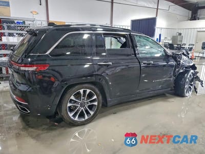 Trzecie zdjęcie samochodu z tyłu: 2023 JEEP GRAND CHEROKEE OVERLAND VIN:1C4RJHDG4PC595034 - miniatura