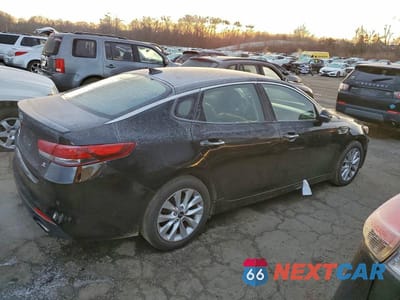 Trzecie zdjęcie samochodu z tyłu: 2018 KIA OPTIMA S VIN:5XXGT4L38JG234566 - miniatura