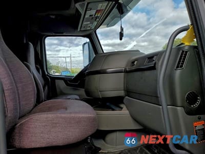 Piąte zdjęcie samochodu w środku: 2023 VOLVO VNL SEMI TRUCK VIN:4V4NC9EH4PN330824 - miniatura
