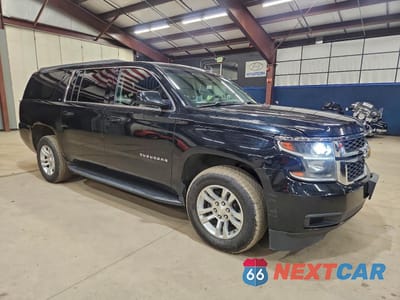 Czwarte zdjęcie samochodu z boku: 2019 CHEVROLET SUBURBAN K1500 LT VIN:1GNSKHKC4KR376926 - miniatura