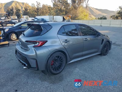 Trzecie zdjęcie samochodu z tyłu: 2025 TOYOTA GR COROLLA CORE VIN:JTNABAAE3SA016619 - miniatura
