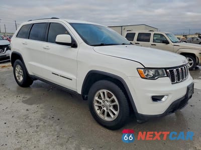 Czwarte zdjęcie samochodu z boku: 2019 JEEP GRAND CHEROKEE LAREDO VIN:1C4RJEAG9KC832600 - miniatura