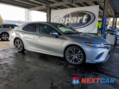 Czwarte zdjęcie samochodu z boku: 2018 TOYOTA CAMRY SE VIN:4T1B11HK6JU110896 - miniatura