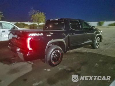 Trzecie zdjęcie samochodu z tyłu: 2025 TOYOTA TUNDRA CREWMAX SR VIN:5TFLA5DB4SX327630 - miniatura