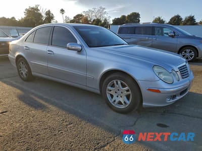 Czwarte zdjęcie samochodu z boku: 2003 MERCEDES-BENZ E 320 VIN:WDBUF65J73A336391 - miniatura