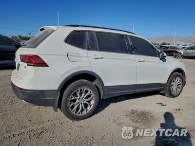 Trzecie zdjęcie samochodu z tyłu: 2018 VOLKSWAGEN TIGUAN S VIN:3VV1B7AX4JM087601 - miniatura