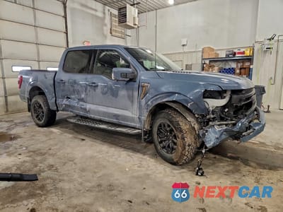 Czwarte zdjęcie samochodu z boku: 2023 FORD F150 SUPERCREW VIN:1FTEW1E87PFB43625 - miniatura