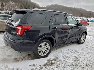 Trzecie zdjęcie samochodu z tyłu: 2019 FORD EXPLORER XLT VIN:1FM5K8D85KGA85745 - miniatura