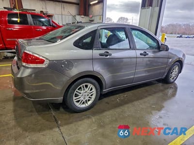 Trzecie zdjęcie samochodu z tyłu: 2011 FORD FOCUS SE VIN:1FAHP3FNXBW153204 - miniatura