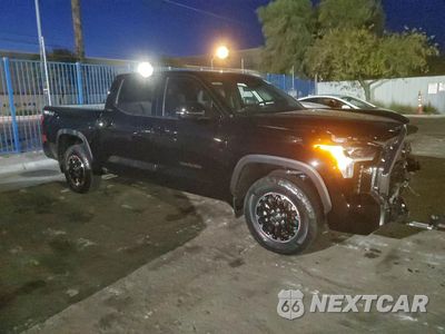 Czwarte zdjęcie samochodu z boku: 2025 TOYOTA TUNDRA CREWMAX SR VIN:5TFLA5DB4SX327630 - miniatura