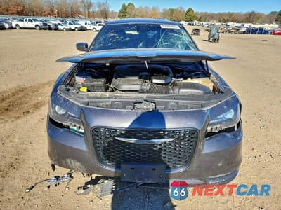 Piąte zdjęcie samochodu w środku: 2019 CHRYSLER 300 S VIN:2C3CCABG2KH654215 - miniatura