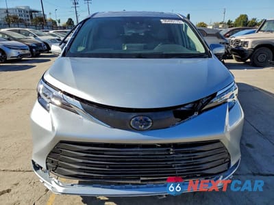 Piąte zdjęcie samochodu w środku: 2021 TOYOTA SIENNA XLE VIN:5TDYRKEC2MS029736 - miniatura
