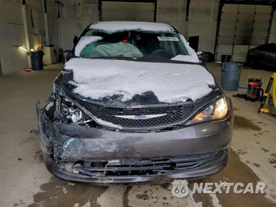 Piąte zdjęcie samochodu w środku: 2017 CHRYSLER PACIFICA LX VIN:2C4RC1CG3HR663948 - miniatura