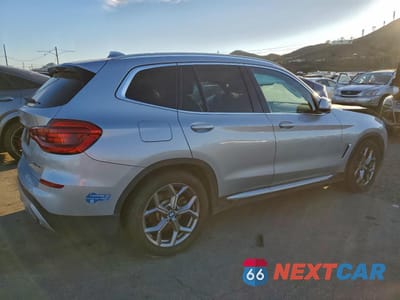 Trzecie zdjęcie samochodu z tyłu: 2021 BMW X3 XDRIVE30E VIN:5UXTS1C09M9H15211 - miniatura