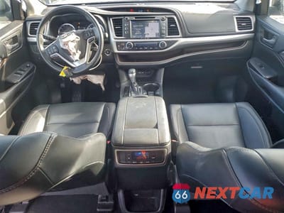 Zdjęcie 8 z 12 samochodu: 2019 TOYOTA HIGHLANDER XLE VIN:5TDKZRFH5KS305171 - miniatura